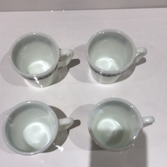 Vintage PYREX milk glass mug with blue floral border - Picture 2 of 4